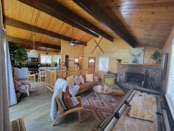 Na fotografii je vidět objekt Cresta Lunar- Cozy and Modern 2 Bedroom Cabin nacházející se ve městě Moonridge.
