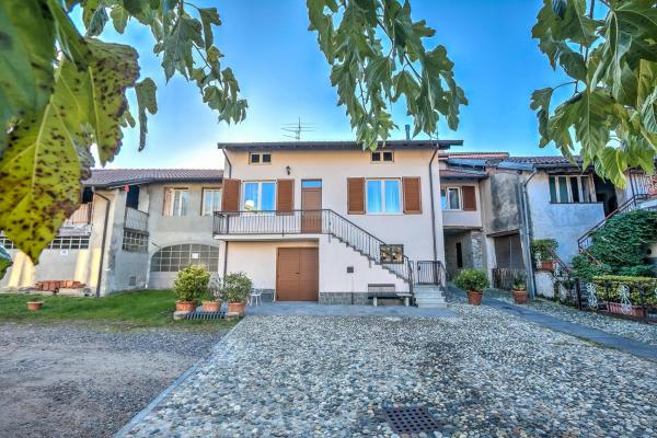 På billedet ses objektet La Valbinella Few Meters From Varese Lake + Parking (Sleeps 4) - Happy Rentals beliggende i byen Gavirate.