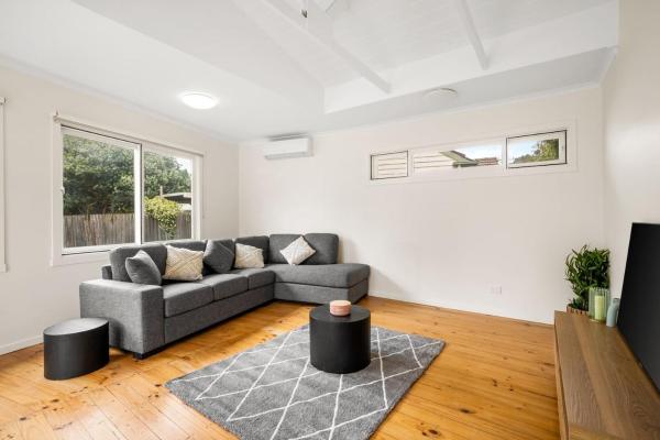 På billedet ses objektet Cabinesque Comfort - A Refreshing Beachside Retreat beliggende i byen Barwon Heads.