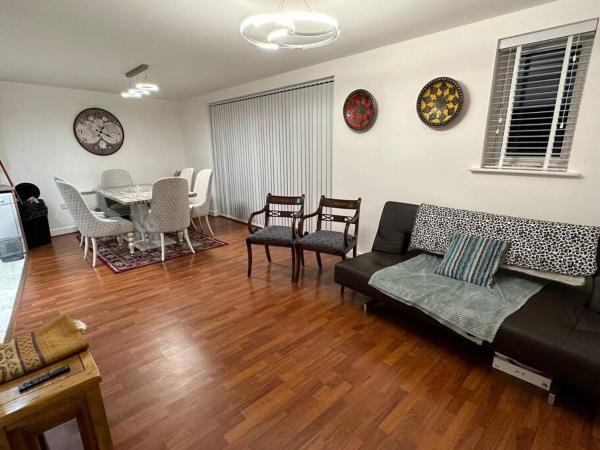På billedet ses objektet 2 Bedrooms Luxurious Apartment in Luton beliggende i byen Luton.