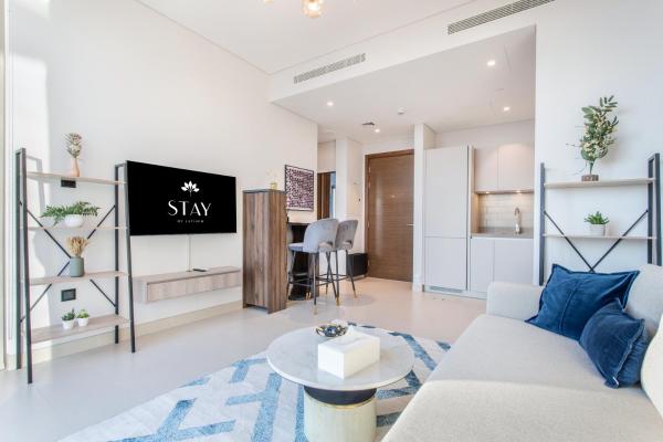 På billedet ses objektet STAY BY LATINEM Luxury 1BR Holiday Home CVR A413 near Burj Khalifa beliggende i byen Dubai.