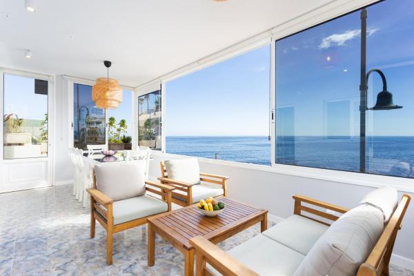 照片显示了位于Candelaria市的Home2Book Stunning Beachfront House With Sea Views物件。