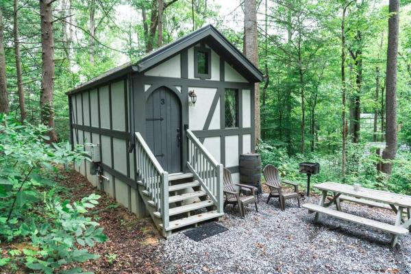 A la foto es mostra l'objecte Tiny Home Cottage Near the Smokies #3 Ingrid situat a la ciutat de Sevierville.