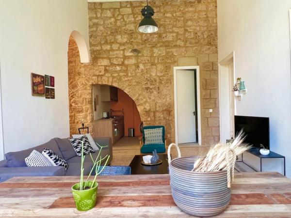 Auf dem Foto ist das Objekt Stone Wall 2BR Apartment in der Stadt Beirut zu sehen.