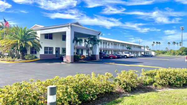A la foto es mostra l'objecte Flamingo Motel situat a la ciutat de Okeechobee.
