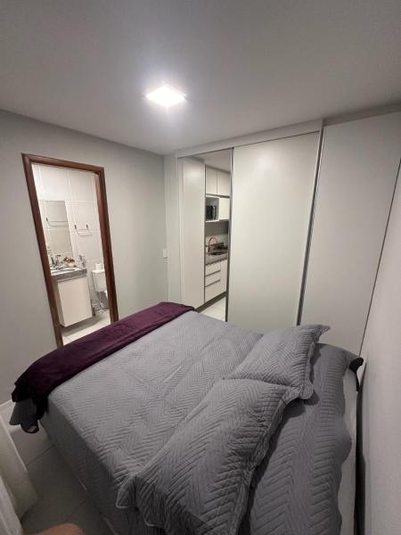 The photo shows the Flat - Boa Viagem para até 5 pessoas, andar ALTO vista Mar, Piscina, Wifi 500Mbps, located in the city of Recife.
