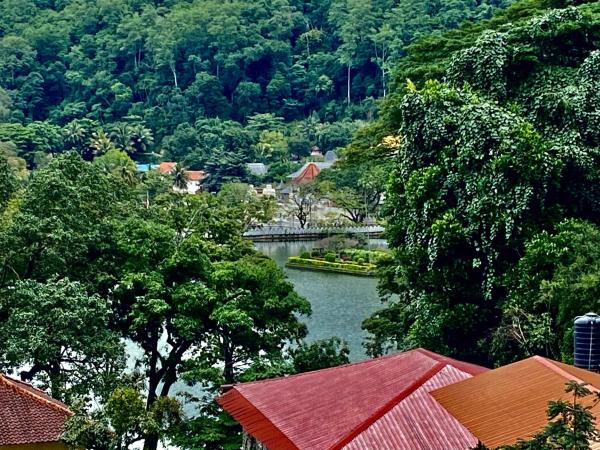 A la foto es mostra l'objecte Sesatha lake Kandy situat a la ciutat de Kandy.