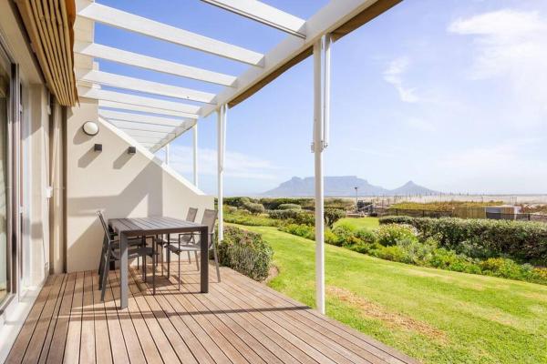 Na zdjęciu widoczny jest obiekt Dolphin Beach cabana Luxe beach cabana voor 4 personen direct aan het strand położony w mieście Table View.