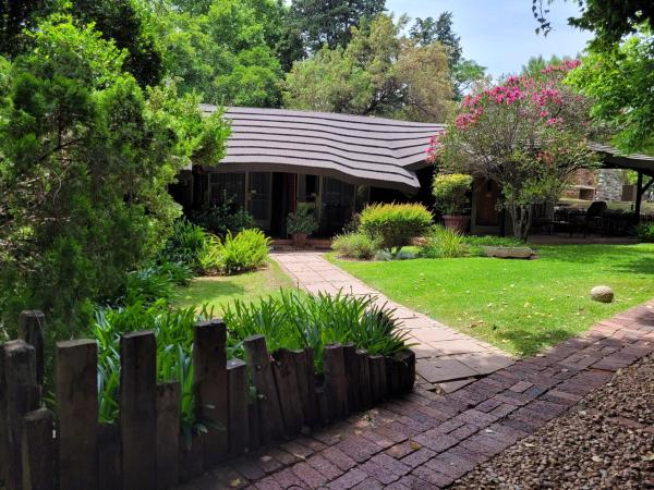 A la foto es mostra l'objecte Riverbush Lodge Guesthouse situat a la ciutat de West End.