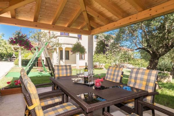 The photo shows the House ROMY located in the city of Štinjan.