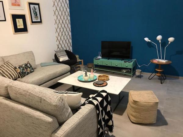 Auf dem Foto ist das Objekt Skylight 1BR Apartment Mar Mikhael in der Stadt Beirut zu sehen.