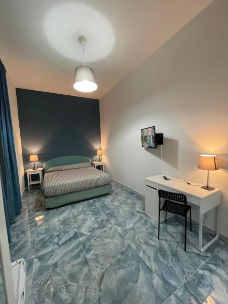 Na foto é possível ver o objeto Dante Rooms localizado na cidade de Naples.