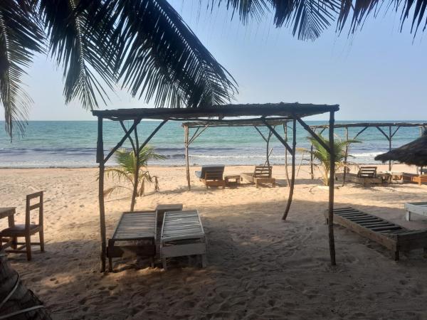 På billedet ses objektet Smile Gambia Beach Bar beliggende i byen Brufut.