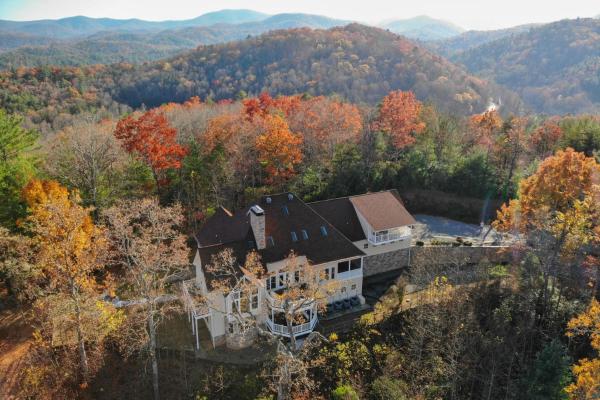 Blairsville Mansion With Hot Tub, Casino And Games! - Blairsville, GA