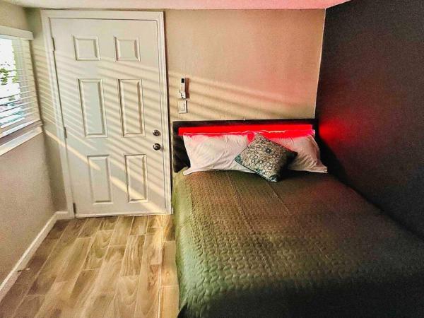A la foto es mostra l'objecte New Midtown Studio with Full Kitchen (Unit C) situat a la ciutat de Phoenix.
