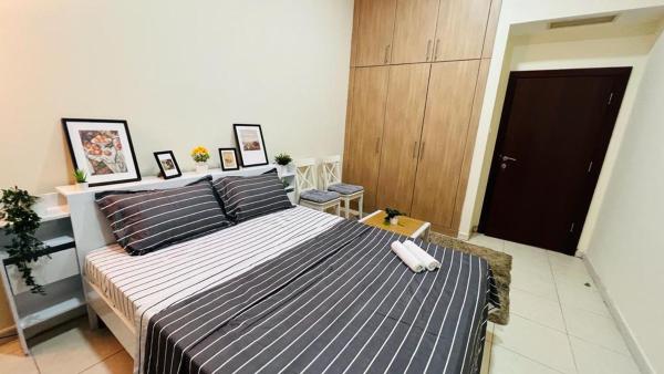 A la foto es mostra l'objecte Beautiful Bedroom in Al Barsha Near Mashreq Metro situat a la ciutat de Dubai.