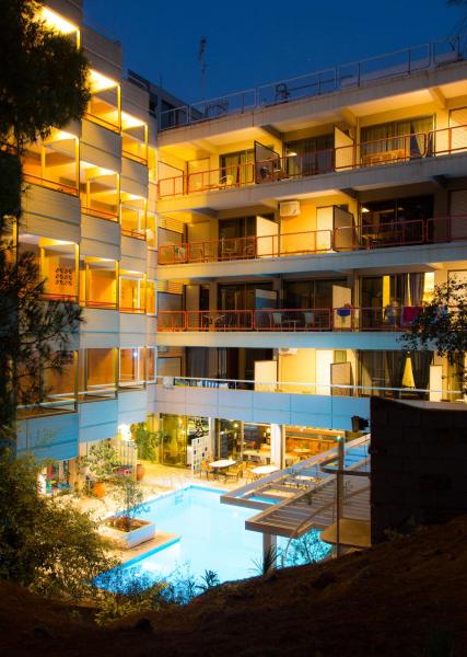 A la foto es mostra l'objecte Apollonia Hotel Apartments situat a la ciutat de Varkiza.