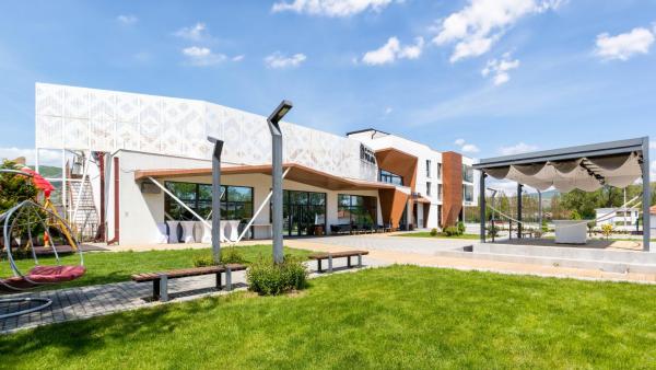 A la foto es mostra l'objecte Hotel Dijana situat a la ciutat de Crnoklište.