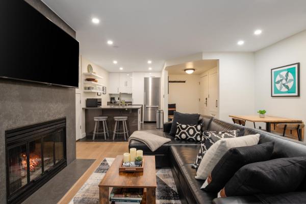 På billedet ses objektet 2BR Renovated Home Close to Ski Lifts by Harmony Whistler beliggende i byen Whistler.