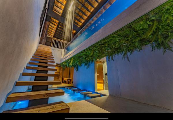 A la foto es mostra l'objecte Black chalet situat a la ciutat de Châtelblanc.