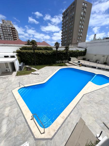 Na zdjęciu widoczny jest obiekt Hotel Peninsula położony w mieście Punta del Este.