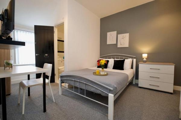 A la foto es mostra l'objecte Gordon House - Fully Furnished, TVs in All Rooms, Free Parking, Netflix, Walk to City Centre situat a la ciutat de Coventry.