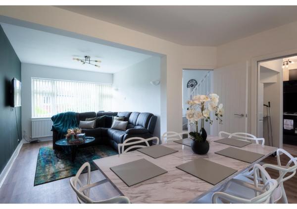 Cozy 3 BD House, Perfect for Large Group of 6, Manchester