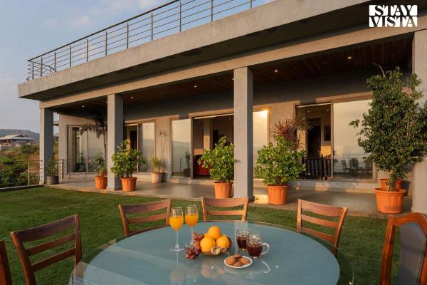 A la foto es mostra l'objecte Aarna House by StayVista - Mountain & lakeview villa, Contemporary modern interiors & a charming terrace garden situat a la ciutat de Pune.