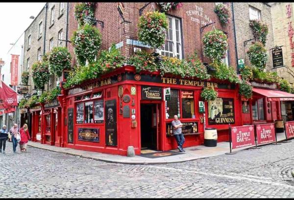 In Dublin's Best Tourist Spot Temple Bar Fully Renovated, Dublino