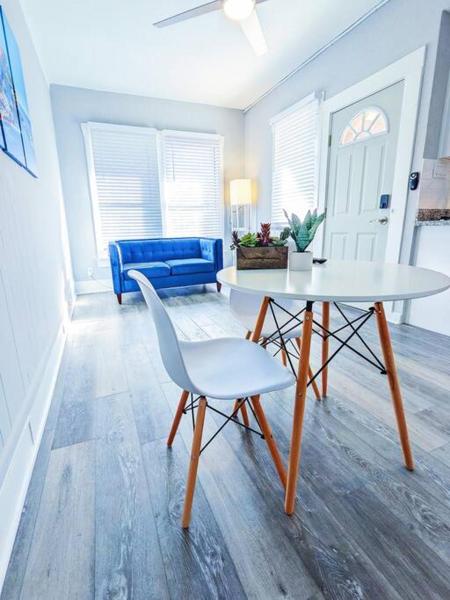 På billedet ses objektet Elegant 1Bed Montrose-CinqueTerre@TheItalianPlaza beliggende i byen Houston.