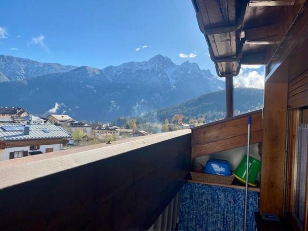写真にはピエーヴェ・ディ・カドーレ市にあるAppartamento vicino a Cortina d’Ampezzo con garageが写っています。