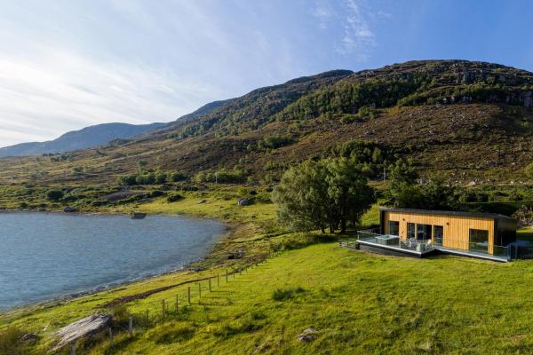 A la foto es mostra l'objecte Birches Lodge with Hot Tub situat a la ciutat de Badcaul.