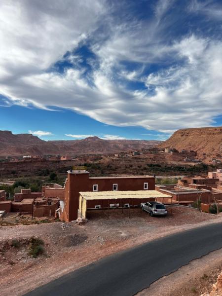The photo shows the Kasbah Tigmi El Janoub located in the city of Tamdakht.