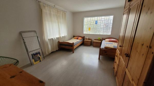 På billedet ses objektet Schöne Wohnung für Monteure bis zu 8 Personen in Burgbrohl beliggende i byen Wassenach.