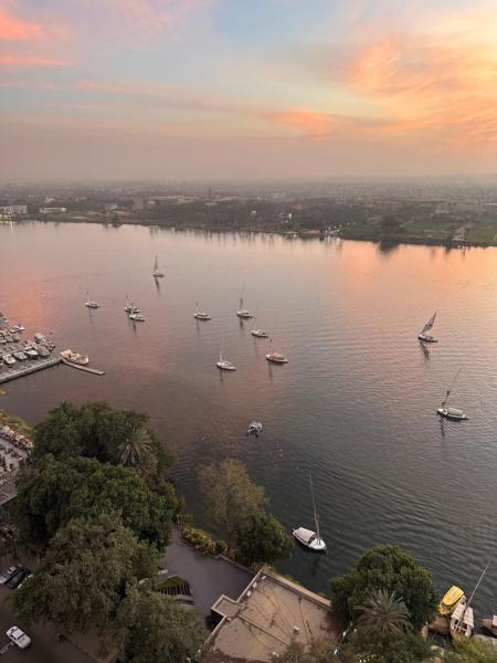 Nella foto è visibile l'oggetto شقة فاخرة بإطلالة مباشرة على النيل الدور 23 Luxury Nile View Apartment 23rd Floor situato nella città di Il Cairo.