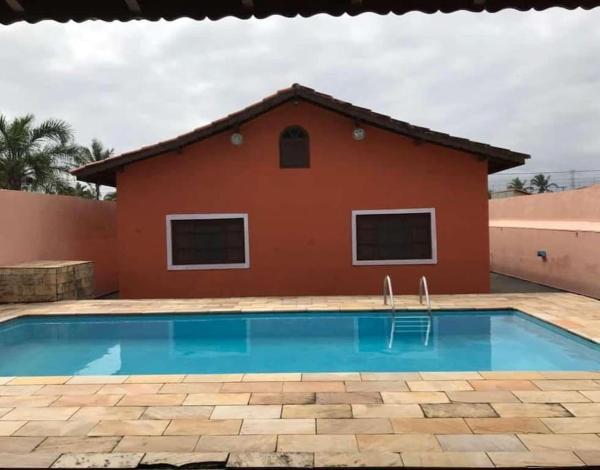 写真にはCamburiú市にあるCasa grande com piscina, Itanhaémが写っています。