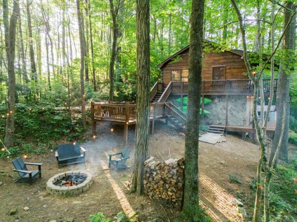 La photo montre l'objet Secluded 4WD Getaway with Mountain Views and Hot Tub situé dans la ville de Cherry Log.