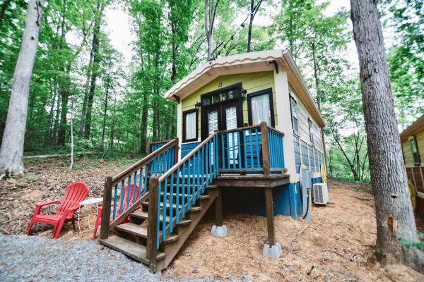 A la foto es mostra l'objecte Gypsy Cottage Near the Smokies #13 Esmeralda situat a la ciutat de Sevierville.
