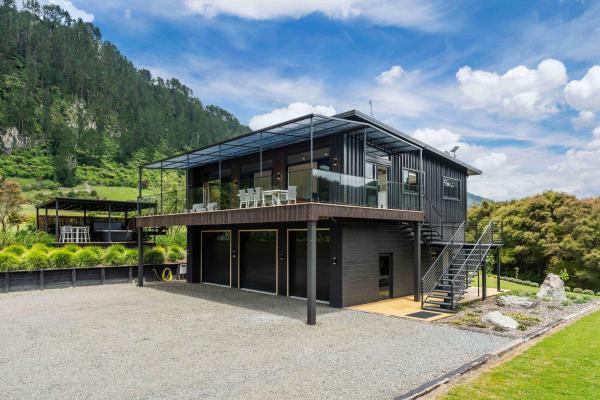 Na zdjęciu widoczny jest obiekt Lakeview Oasis - Lake Whakamaru Retreat położony w mieście Atiamuri.
