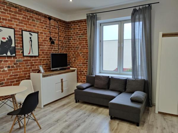 Na zdjęciu widoczny jest obiekt Konopnickiej 9 Apartament Loft dostęp na kod, Ptak, Orientarium, Atlas ARENA, Szpital, Mandoria, Fala, Centrum Zdrowia Matki Polki, Rodzina, Family, bezpłatny parking położony w mieście Dobroń.