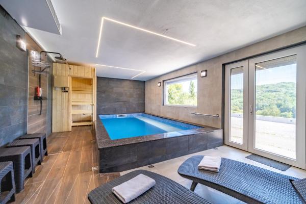 La photo montre l'objet Riverside house with pool jacuzzi and sauna in Croatia situé dans la ville de Barilović.