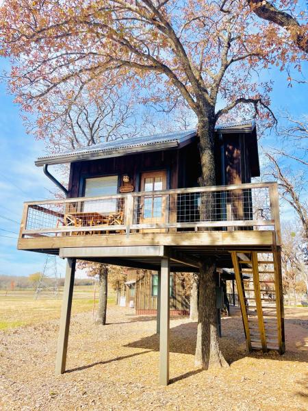 Auf dem Foto ist das Objekt Mockingbird Treehouse 15 MIN to MagnoliaBaylor in der Stadt West zu sehen.