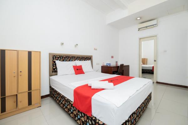 A la foto es mostra l'objecte RedDoorz near Bukit Darmo Golf situat a la ciutat de Putat-gede.