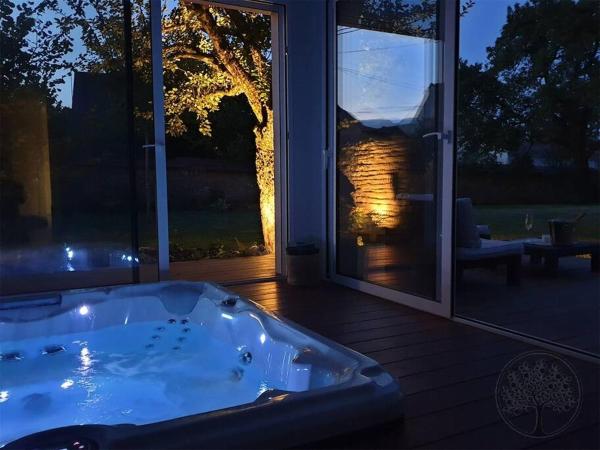 A la foto es mostra l'objecte Guest house avec spa Jura , gîte du petit pommier situat a la ciutat de Grusse.