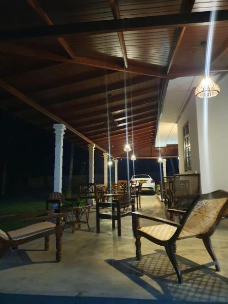 The photo shows the JAYANDRA HOLIDAY BUNGALOW located in the city of Padukka.