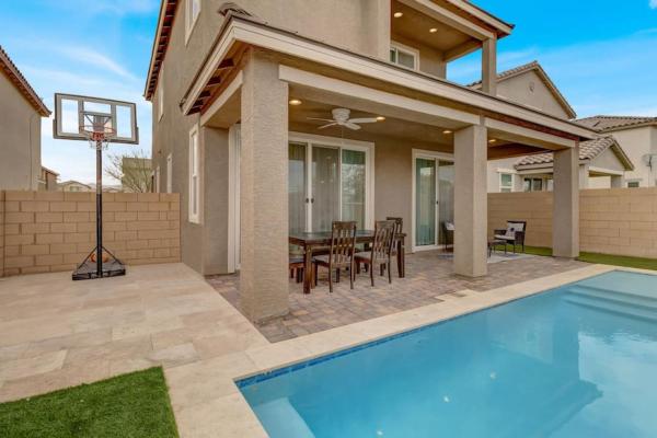 Serenity Retreat: 3BR, Heated Pool, Parking, Las Vegas
