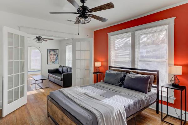 På billedet ses objektet Charming Cooper-Young Flat in the Heart of Memphis beliggende i byen Memphis.