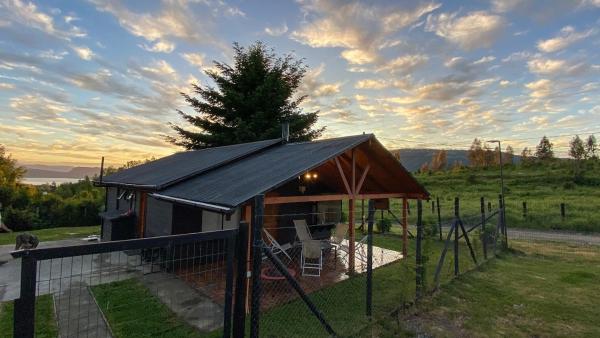 A la foto es mostra l'objecte Casa lican Ray vista al lago situat a la ciutat de Licán Ray.