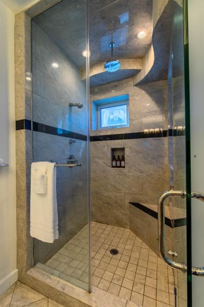 Billede 8: Ocean view, two-level condo with stunning view, decks, fast WiFi & fireplace