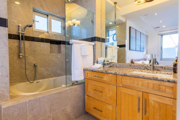 Billede 3: Ocean view, two-level condo with stunning view, decks, fast WiFi & fireplace
